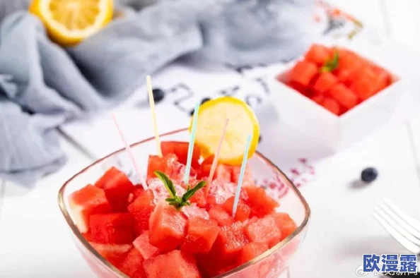 西瓜with草莓:夏季清凉甜品的完美搭配,带你体验水果盛宴的新风味与健康益处 西瓜with草莓:夏季清凉甜品的完美搭配,带你体验水果盛宴的新风味与健康益处